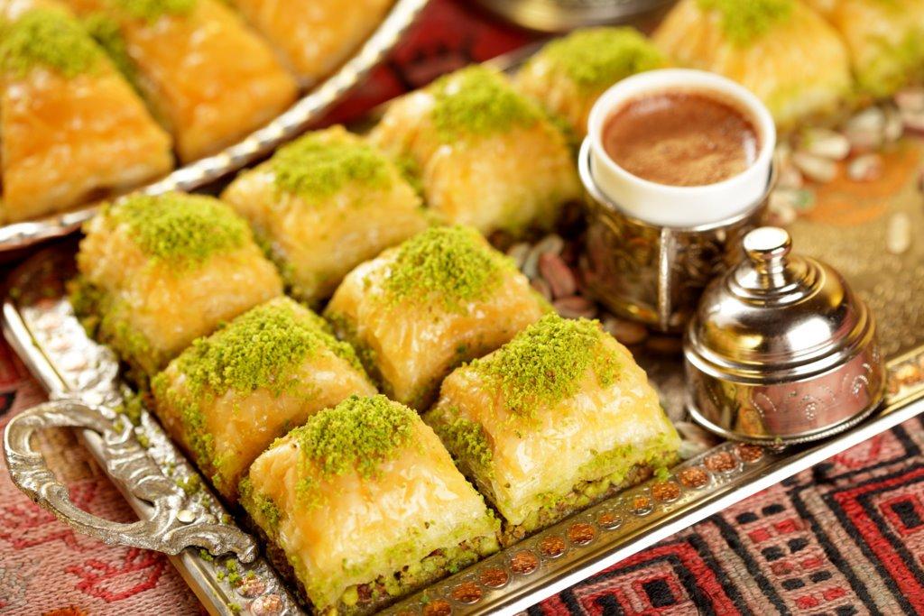 Baklava pişirme süreci - fırında altın sarısı baklava