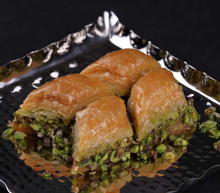 Baklava malzemeleri - yufka, ceviz, fıstık, tereyağı ve şeker