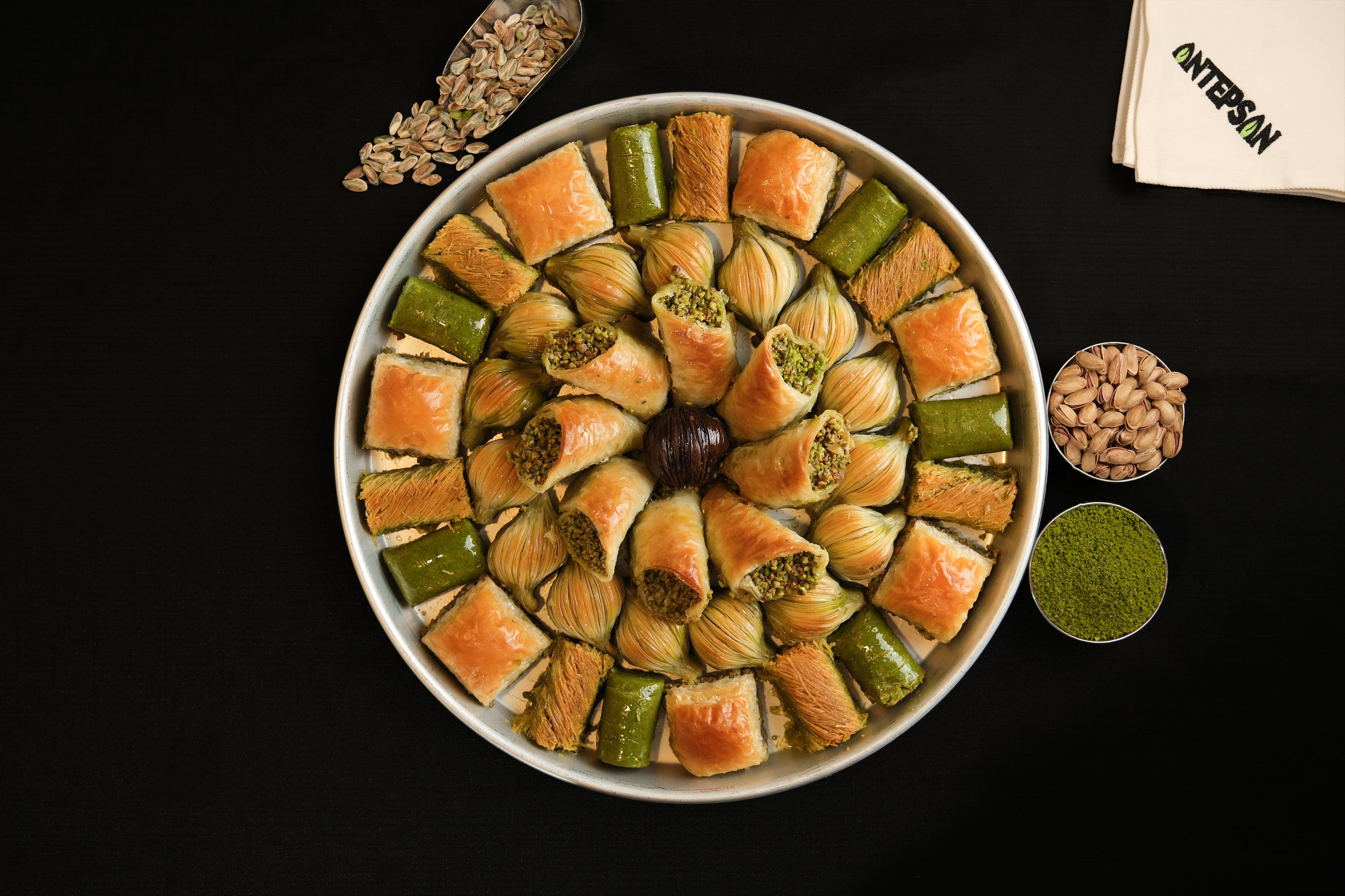 Geleneksel Türk baklavası - altın rengi yufka katmanları ve fıstık dolgusu